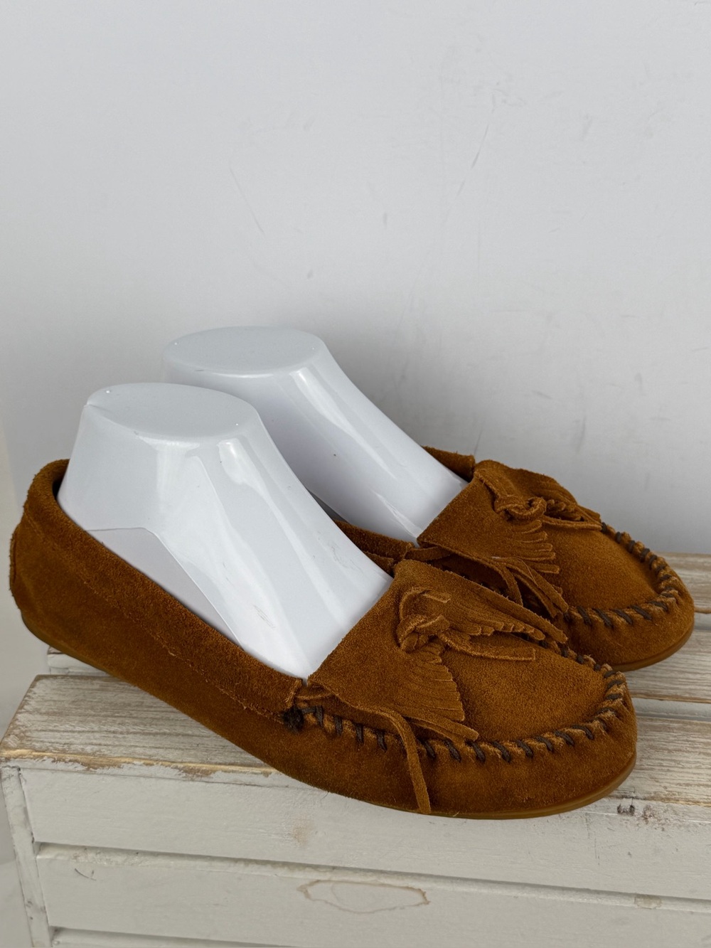 Minnetonka moccasins fringe kilty and laced bow detail brown suede Sz 8.5